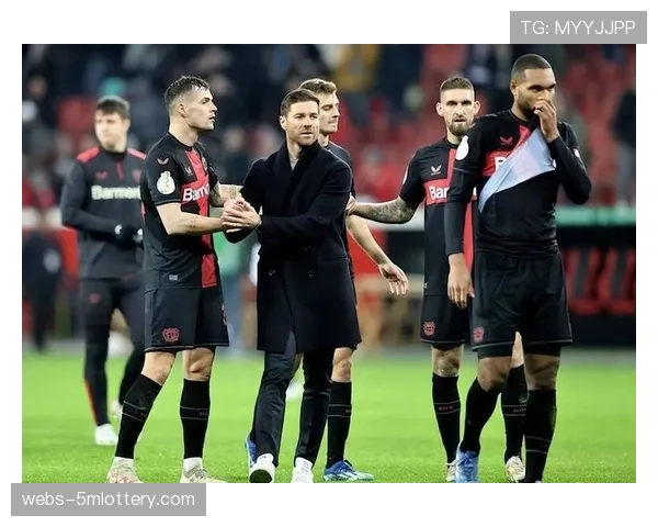 花絮:看台上出现模仿哈维·阿隆索经典庆祝动作的球迷方阵